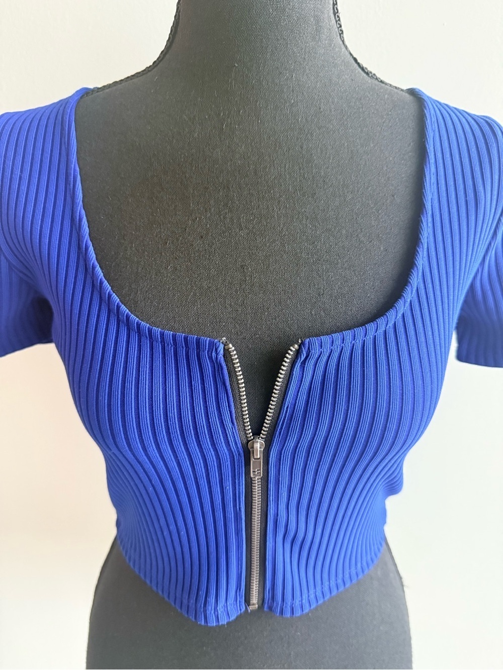 Royal Blue Ribbed Zip-Front Crop Top - Picture 2 of 6